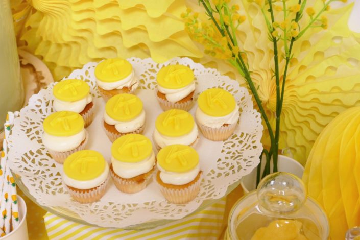 Candy Bar et pâtisseries pour le lancement de Kenzo World - Bonbons jaunes, cupcakes, cake pops, sablés décorés, logo.