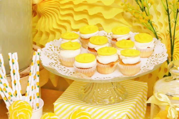 Candy Bar et pâtisseries pour le lancement de Kenzo World - Bonbons jaunes, cupcakes, cake pops, sablés décorés, logo.