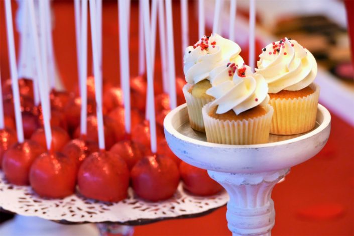 cupcakes et cake pops rouges à paillettes par Studio Candy pour Mac Cosmetics