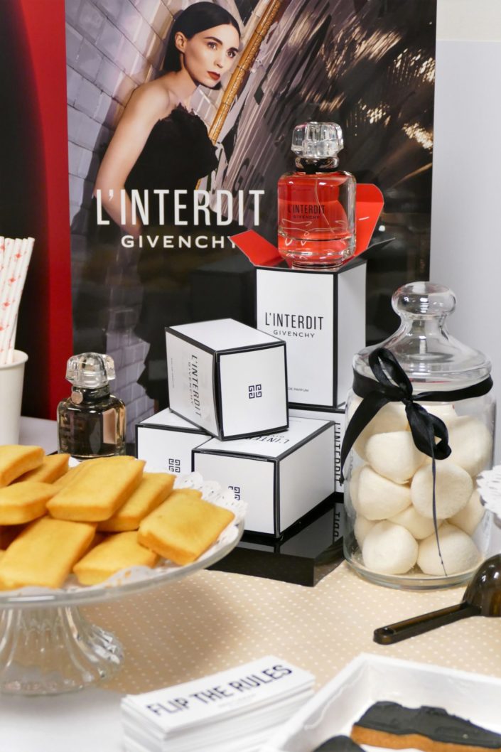 Candy Bar et pâtisseries pour la formation Givenchy L'interdit - sablés décorés noir et blanc, cake pops, bonbons noirs