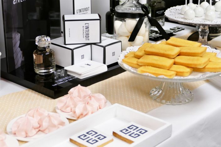 Candy Bar et pâtisseries pour la formation Givenchy L'interdit - sablés décorés noir et blanc, cake pops, bonbons noirs