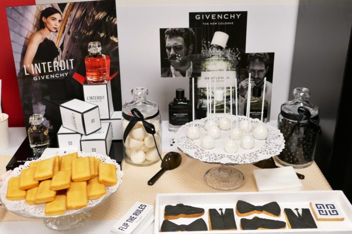 Candy Bar et pâtisseries pour la formation Givenchy L'interdit - sablés décorés noir et blanc, cake pops, bonbons noirs