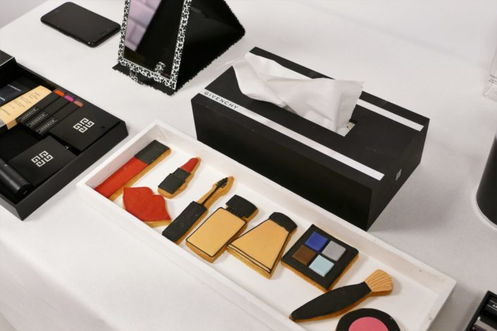 Candy Bar et pâtisseries pour la formation Givenchy maquillage - sablés décorés pinceaux, palette, blush, fond de teint, rouge à lèvres, gloss.
