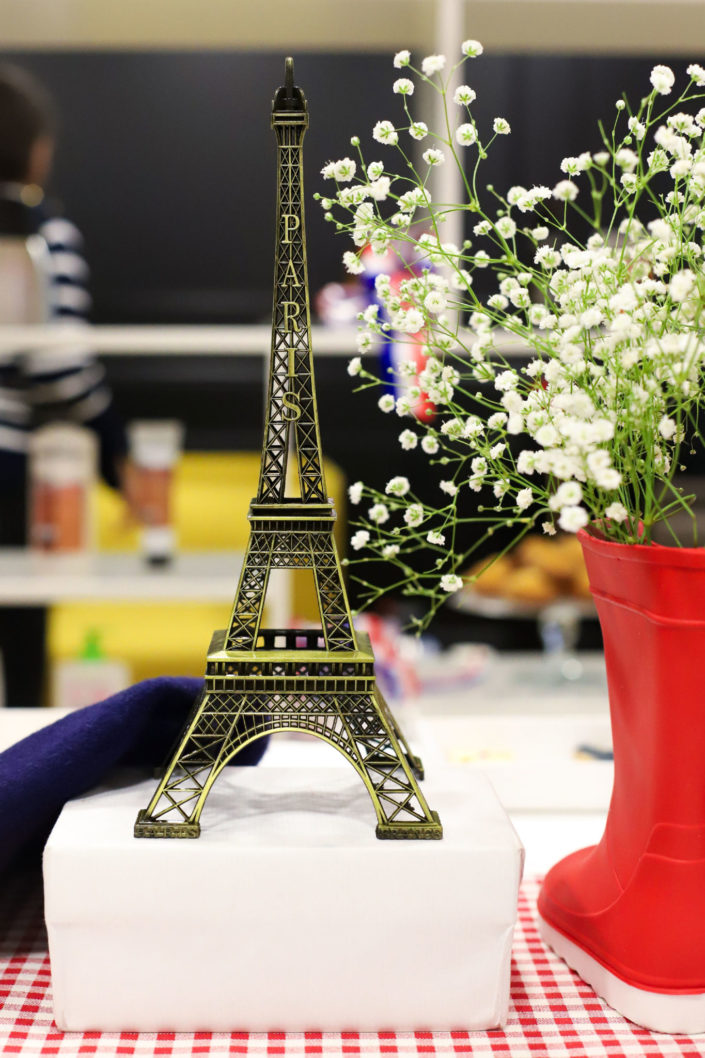 Petit déjeuner thème Paris pour L'Oréal - béret, sablés décorés tour eiffel, croissant, madeleines, baguette, cake pops bleu blanc et rouge