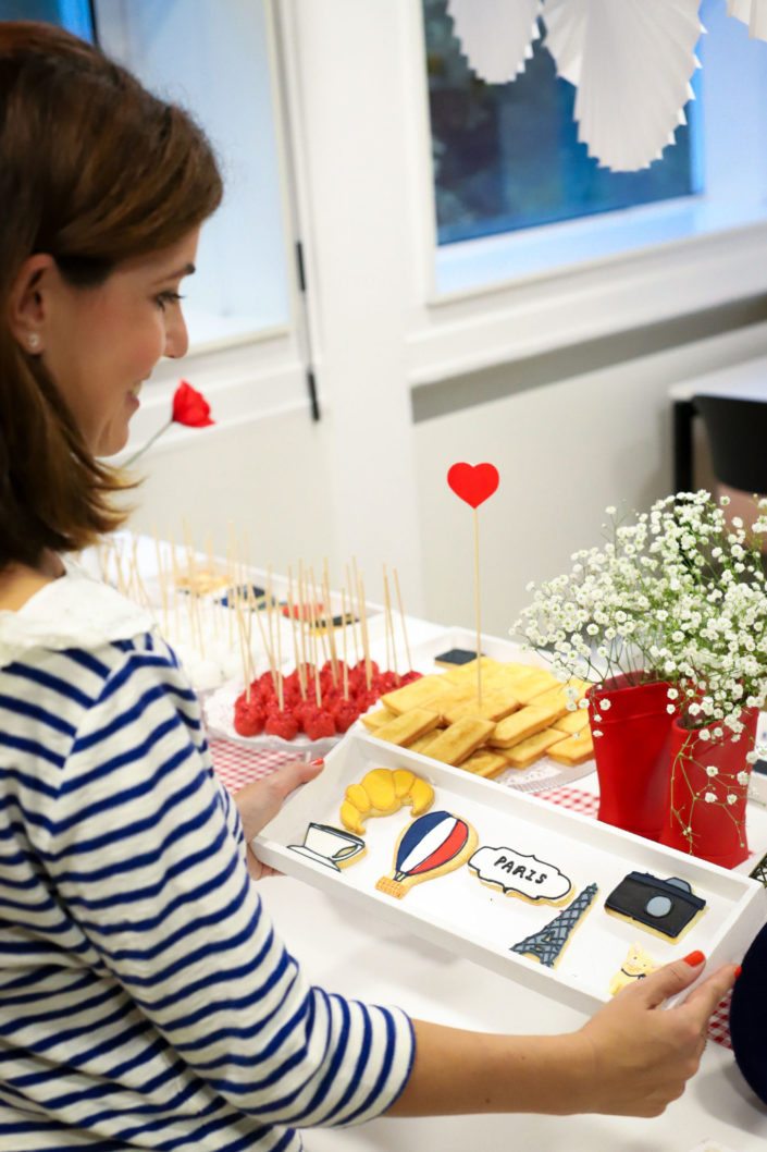 Petit déjeuner thème Paris pour L'Oréal - béret, sablés décorés tour eiffel, croissant, madeleines, baguette, cake pops bleu blanc et rouge