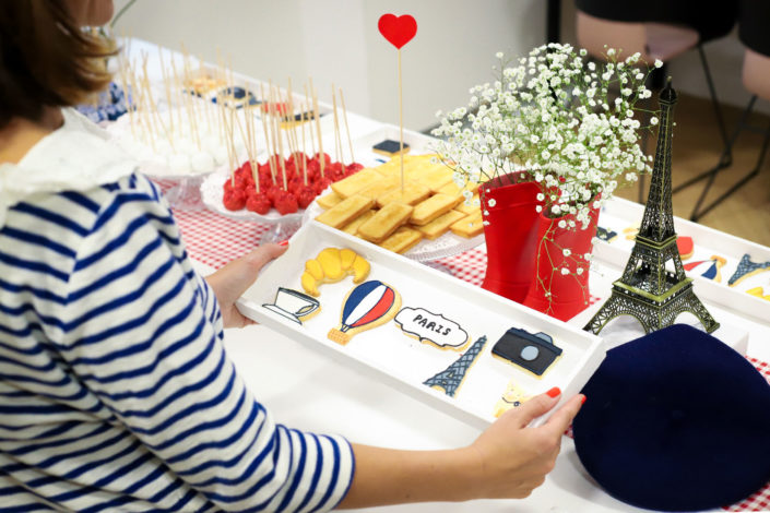 Petit déjeuner thème Paris pour L'Oréal - béret, sablés décorés tour eiffel, croissant, madeleines, baguette, cake pops bleu blanc et rouge