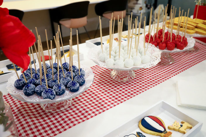 Petit déjeuner thème Paris pour L'Oréal - béret, sablés décorés tour eiffel, croissant, madeleines, baguette, cake pops bleu blanc et rouge