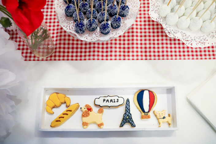 Petit déjeuner thème Paris pour L'Oréal - béret, sablés décorés tour eiffel, croissant, madeleines, baguette, cake pops bleu blanc et rouge