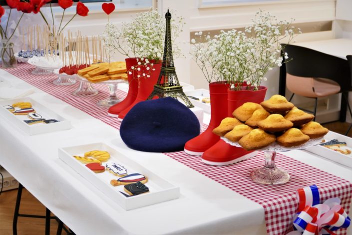 Petit déjeuner thème Paris pour L'Oréal - béret, sablés décorés tour eiffel, croissant, madeleines, baguette, cake pops bleu blanc et rouge