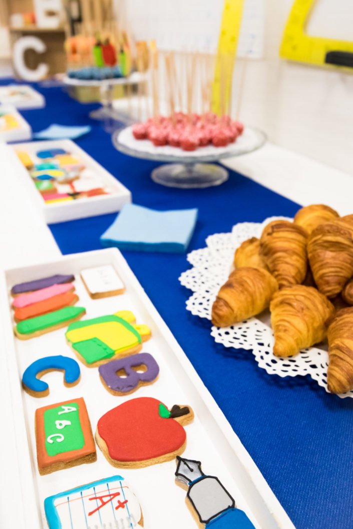 Petit déjeuner Back to School - croissants, cake pops pommes, sablés décorés crayons, globe terrestre, cartable, crayolas