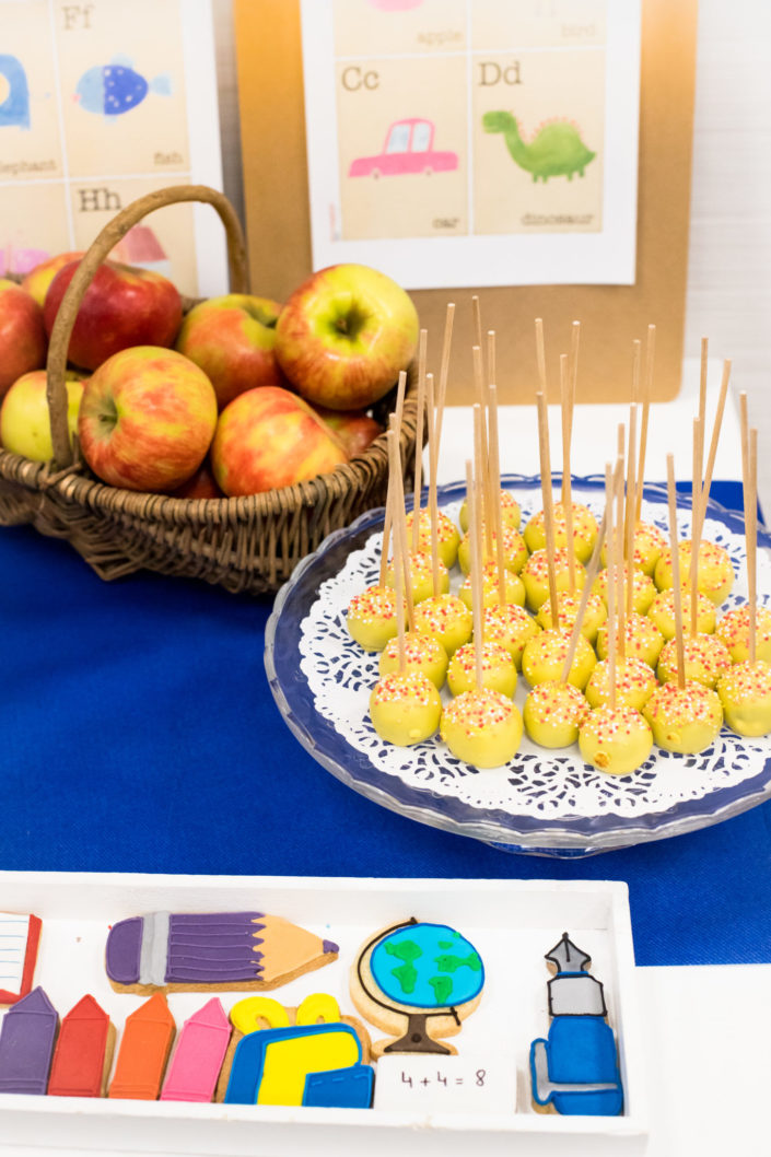 guirlande back to school, cake pops jaunes, pommes, sablés décorés crayons, globe terrestre, cartable, crayolas