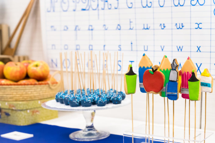 petit déjeuner back to school - sablés décorés colle, stabilo, cartable, pomme, crayons, cake pops