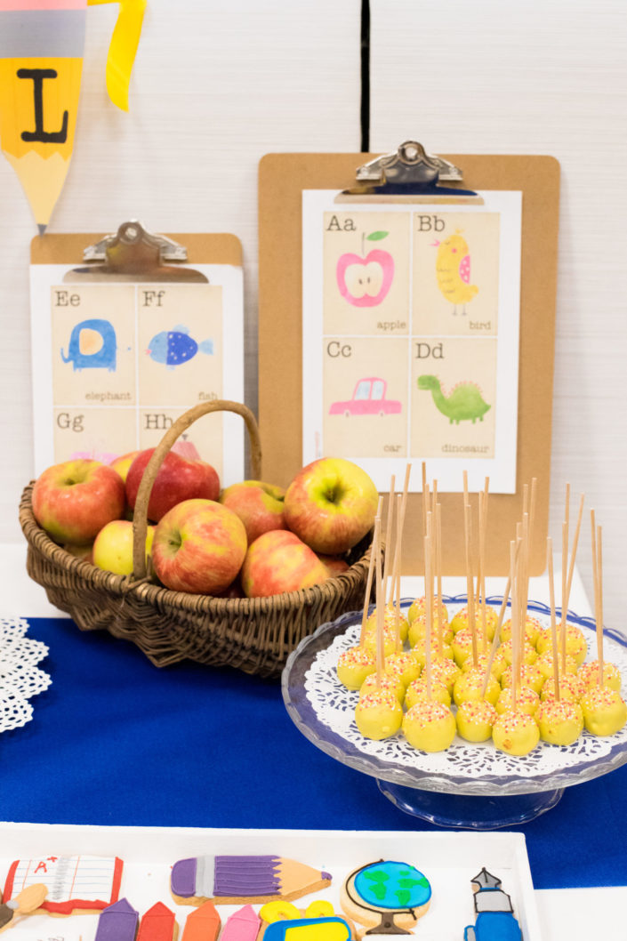 petit déjeuner back to school - sablés décorés pommes, cake pops jaunes, globe, stylo plume
