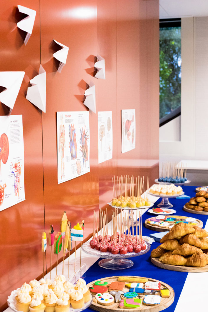 Petit déjeuner Back to School - pommes et sablés décorés peinture, cartable, globe, crayons
