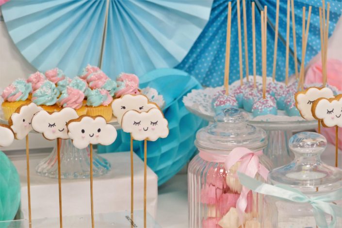 gouter enfants pour Hasbro et la poupee babyalive - cake pops, sablés décorés nuage, bavoir, couche, poussette, candy bar, cupcakes