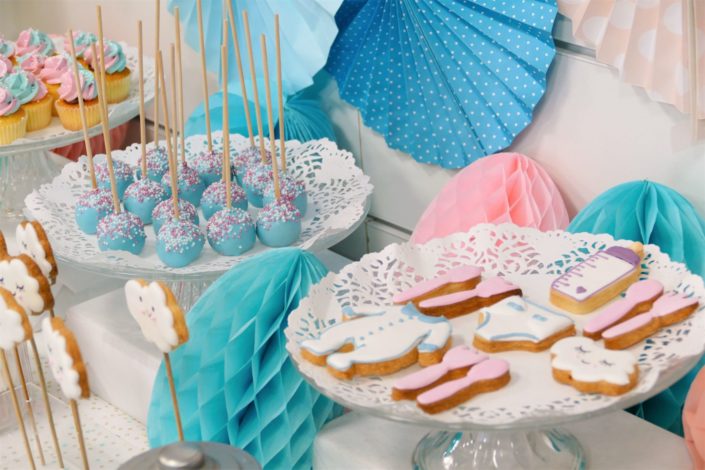 gouter enfants pour Hasbro et la poupee babyalive - cake pops, sablés décorés nuage, bavoir, couche, poussette, candy bar, cupcakes