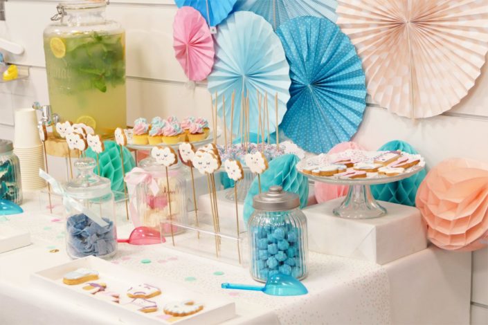 gouter enfants pour Hasbro et la poupee babyalive - cake pops, sablés décorés nuage, bavoir, couche, poussette, candy bar, cupcakes