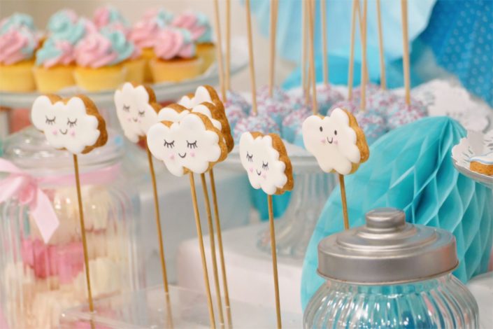 gouter enfants pour Hasbro et la poupee babyalive - cake pops, sablés décorés nuage, bavoir, couche, poussette, candy bar, cupcakes