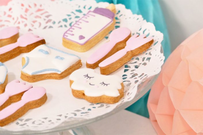 gouter enfants pour Hasbro et la poupee babyalive - cake pops, sablés décorés nuage, bavoir, couche, poussette, candy bar, cupcakes