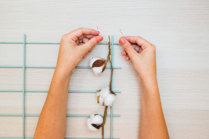 DIY décor d'hiver réalisé par Studio Candy pour Sader - étoiles en bois, fleurs de coton, colle, pommes de pin, décoration.