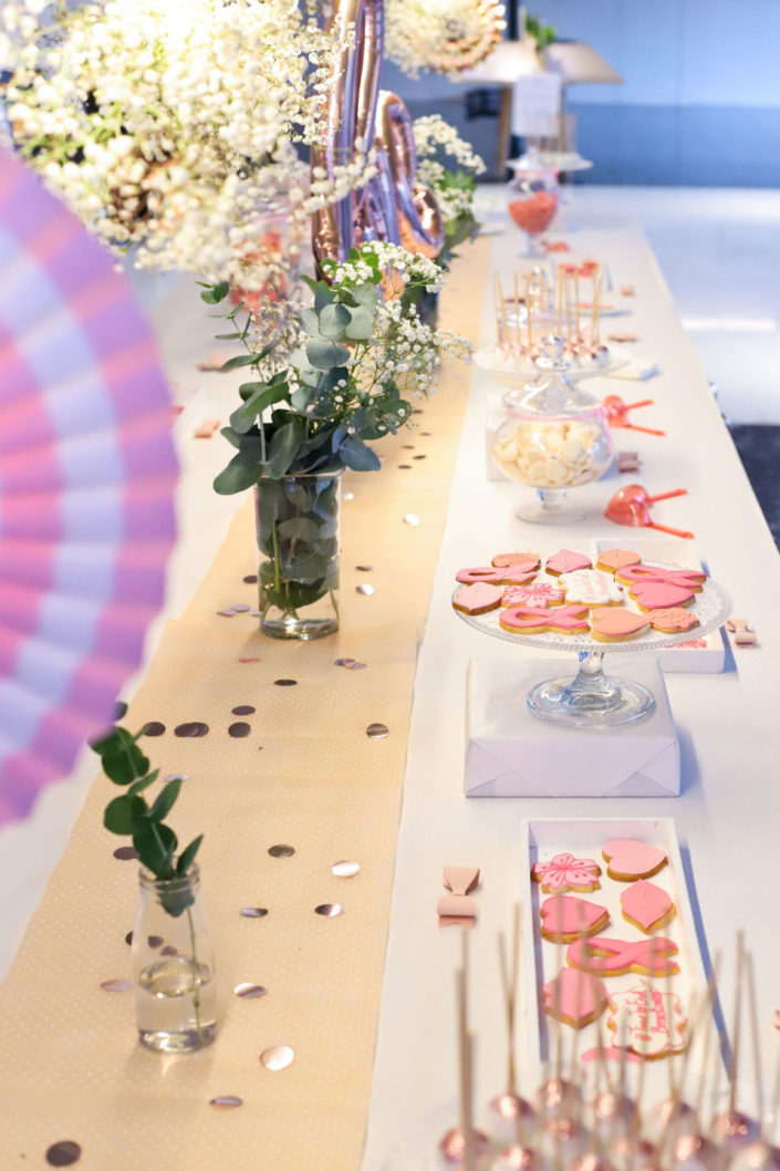 goûter par Studio Candy chez Estée Lauder pour la campagne contre le cancer du sein - sablés décorés, candy bar, décoration florale en rose et blanc