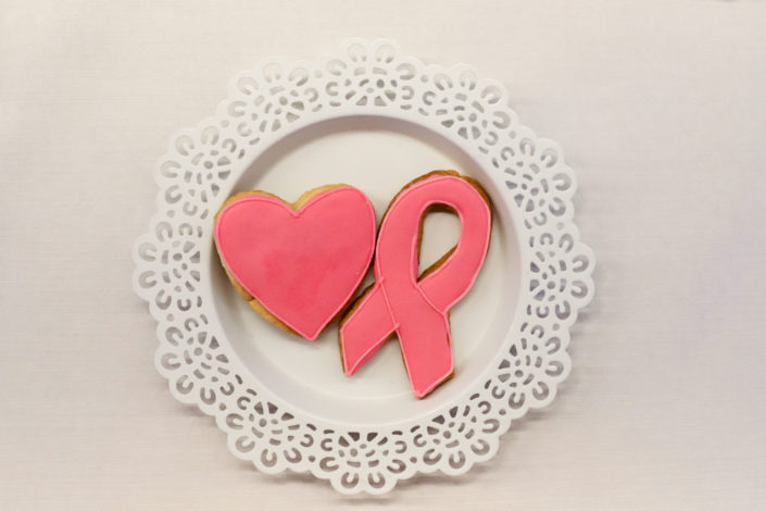 goûter par Studio Candy chez Estée Lauder pour la campagne contre le cancer du sein - sablés décorés, candy bar, décoration florale en rose et blanc