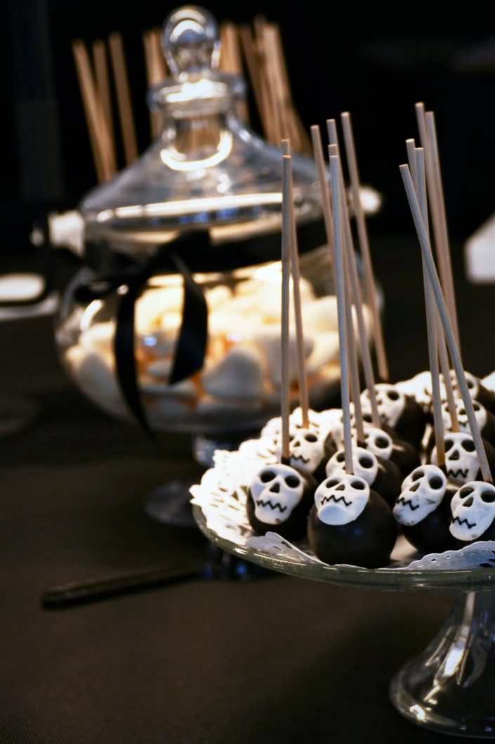 halloween pour M.A.C - cake pops tete de mort, sablés décorés araignées, chauve souris, chandelier baroque - poison, bonbons, candy bar