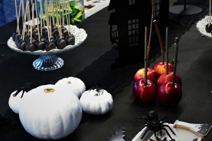 halloween pour M.A.C - cake pops tete de mort, sablés décorés araignées, chauve souris, chandelier baroque - poison, bonbons, candy bar
