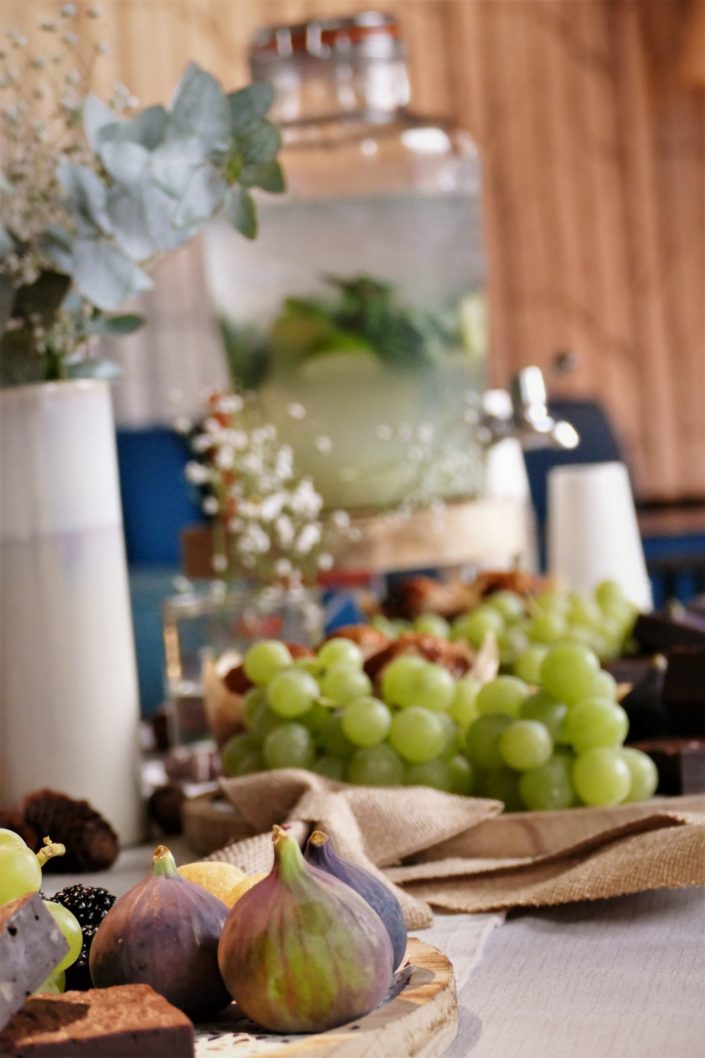 petit déjeuner nature pour Dentsu - fruits frais, muffins, brownie au chocolat, madeleines, fontaine à boisson de citronnade