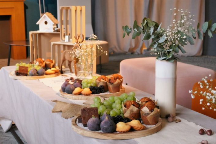 petit déjeuner nature pour Dentsu - fruits frais, muffins, brownie au chocolat, madeleines, fontaine à boisson de citronnade