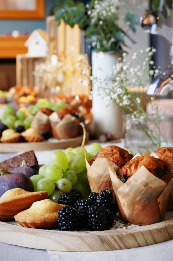 petit déjeuner nature pour Dentsu - fruits frais, muffins, brownie au chocolat, madeleines, fontaine à boisson de citronnade