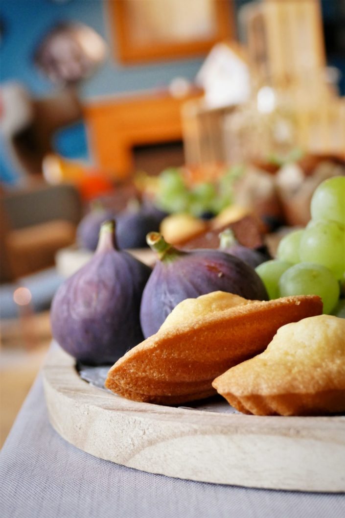 petit déjeuner nature pour Dentsu - fruits frais, muffins, brownie au chocolat, madeleines, fontaine à boisson de citronnade