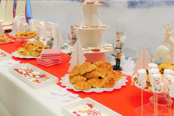 Arbre de Noël chez Bel pour l'association SOS Villages d'enfants - petit déjeuner avec chamallows bonhommes de neige, viennoiseries, brownie, sablés décorés, financiers - décoration polaire