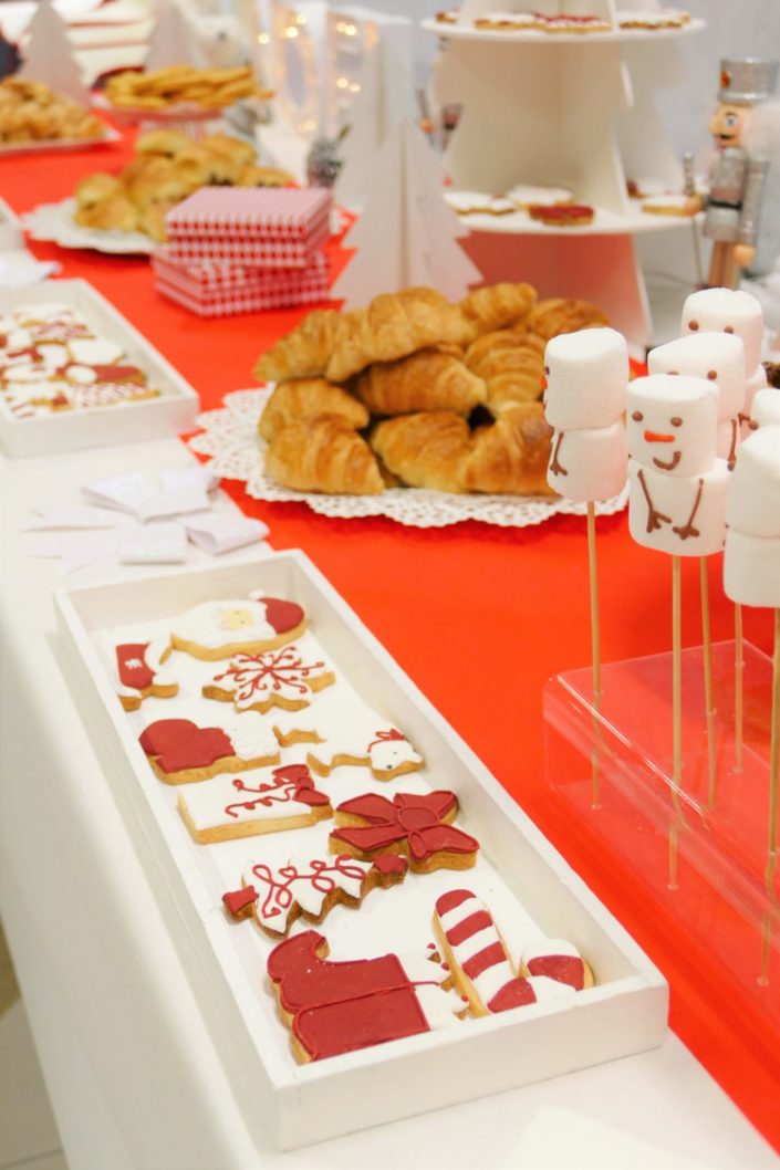 Arbre de Noël chez Bel pour l'association SOS Villages d'enfants - petit déjeuner avec chamallows bonhommes de neige, viennoiseries, brownie, sablés décorés, financiers - décoration polaire