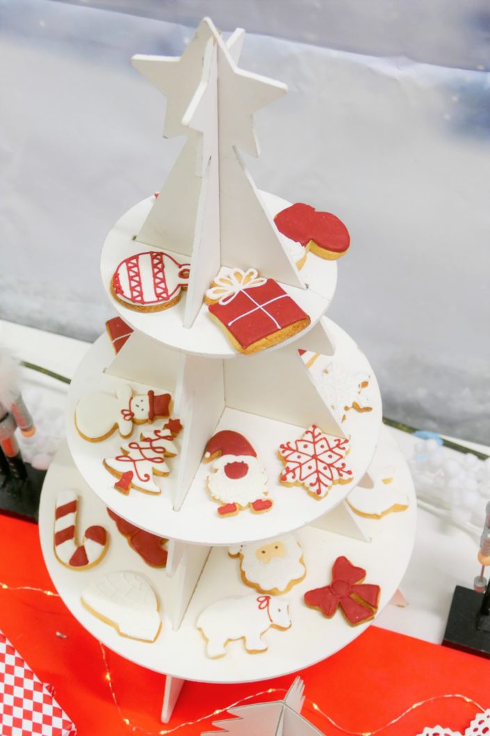 Arbre de Noël chez Bel pour l'association SOS Villages d'enfants - petit déjeuner avec chamallows bonhommes de neige, viennoiseries, brownie, sablés décorés, financiers - décoration polaire