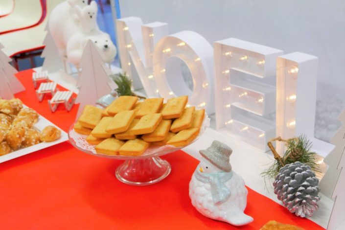 Arbre de Noël chez Bel pour l'association SOS Villages d'enfants - petit déjeuner avec chamallows bonhommes de neige, viennoiseries, brownie, sablés décorés, financiers - décoration polaire