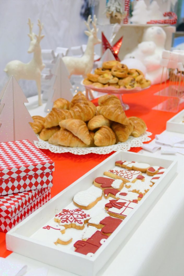 Arbre de Noël chez Bel pour l'association SOS Villages d'enfants - petit déjeuner avec chamallows bonhommes de neige, viennoiseries, brownie, sablés décorés, financiers - décoration polaire