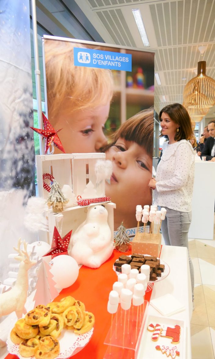 Arbre de Noël chez Bel pour l'association SOS Villages d'enfants - petit déjeuner avec chamallows bonhommes de neige, viennoiseries, brownie, sablés décorés, financiers - décoration polaire