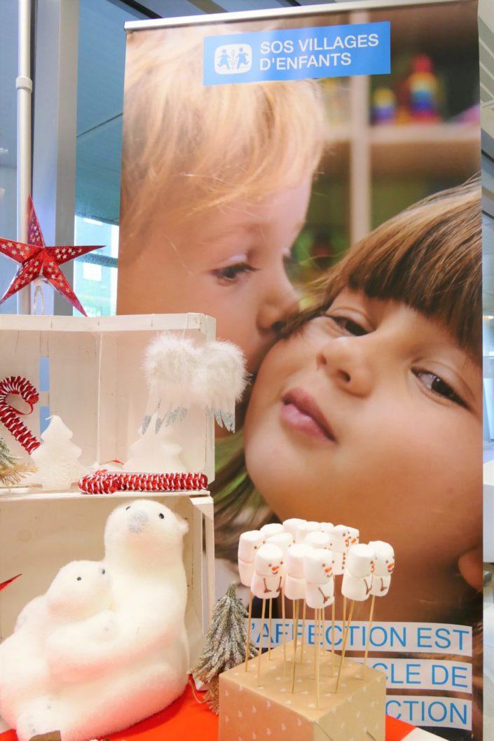 Arbre de Noël chez Bel pour l'association SOS Villages d'enfants - petit déjeuner avec chamallows bonhommes de neige, viennoiseries, brownie, sablés décorés, financiers - décoration polaire