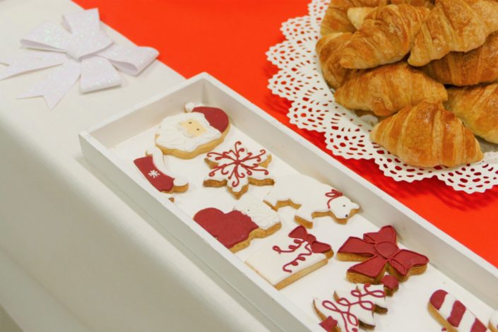 Arbre de Noël chez Bel pour l'association SOS Villages d'enfants - petit déjeuner avec chamallows bonhommes de neige, viennoiseries, brownie, sablés décorés, financiers - décoration polaire