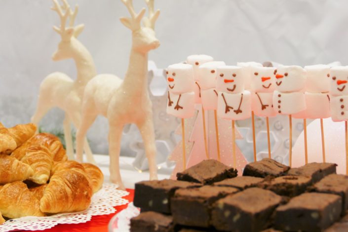 Arbre de Noël chez Bel pour l'association SOS Villages d'enfants - petit déjeuner avec chamallows bonhommes de neige, viennoiseries, brownie, sablés décorés, financiers - décoration polaire