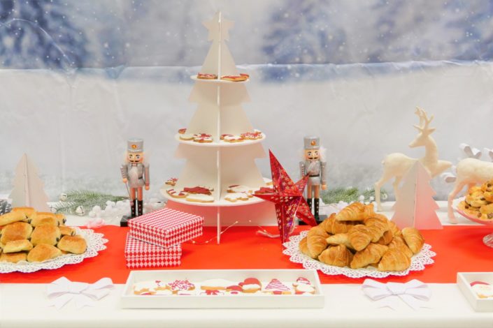 Arbre de Noël chez Bel pour l'association SOS Villages d'enfants - petit déjeuner avec chamallows bonhommes de neige, viennoiseries, brownie, sablés décorés, financiers - décoration polaire