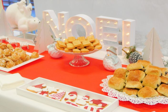 Arbre de Noël chez Bel pour l'association SOS Villages d'enfants - petit déjeuner avec chamallows bonhommes de neige, viennoiseries, brownie, sablés décorés, financiers - décoration polaire