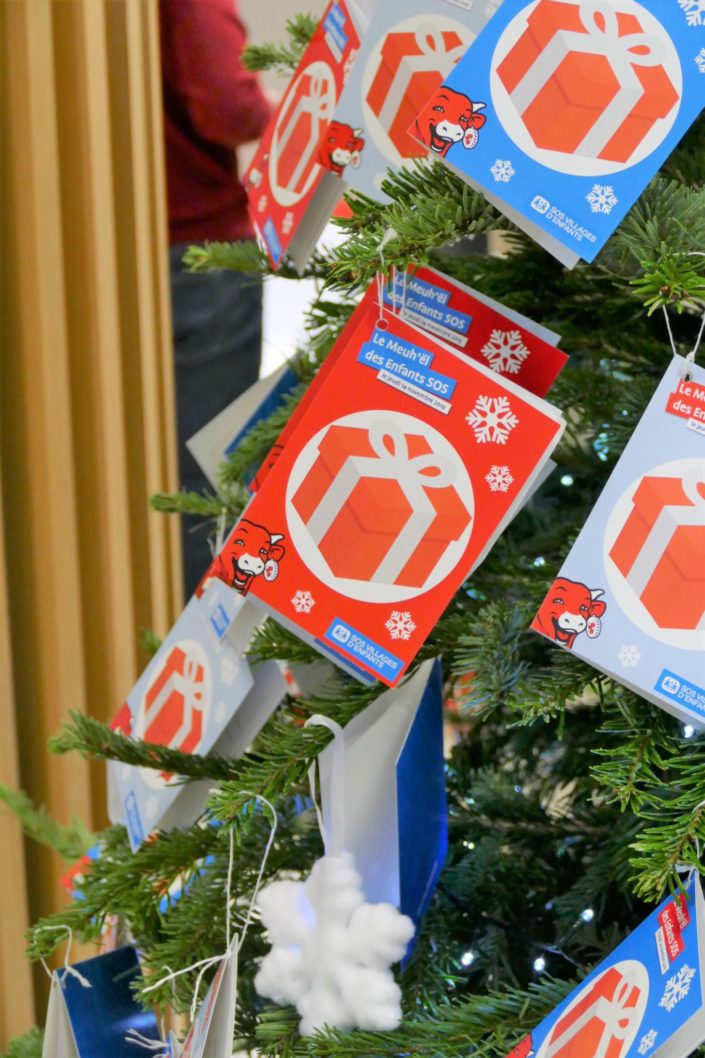 Arbre de Noël chez Bel pour l'association SOS Villages d'enfants - petit déjeuner avec chamallows bonhommes de neige, viennoiseries, brownie, sablés décorés, financiers - décoration polaire