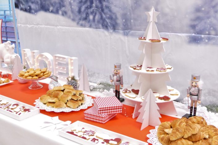 Arbre de Noël chez Bel pour l'association SOS Villages d'enfants - petit déjeuner avec chamallows bonhommes de neige, viennoiseries, brownie, sablés décorés, financiers - décoration polaire