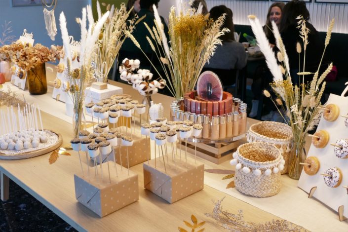 Candy Bar goûter d'entreprise pour Clinique - donuts, cake pops, brochettes de chamallows au chocolat, scénographie et décoration nature et fleurs séchées