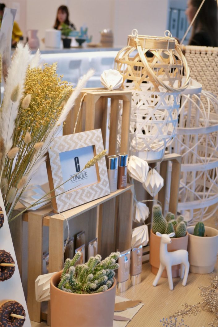 Candy Bar goûter d'entreprise pour Clinique - donuts, cake pops, brochettes de chamallows au chocolat, scénographie et décoration nature et fleurs séchées