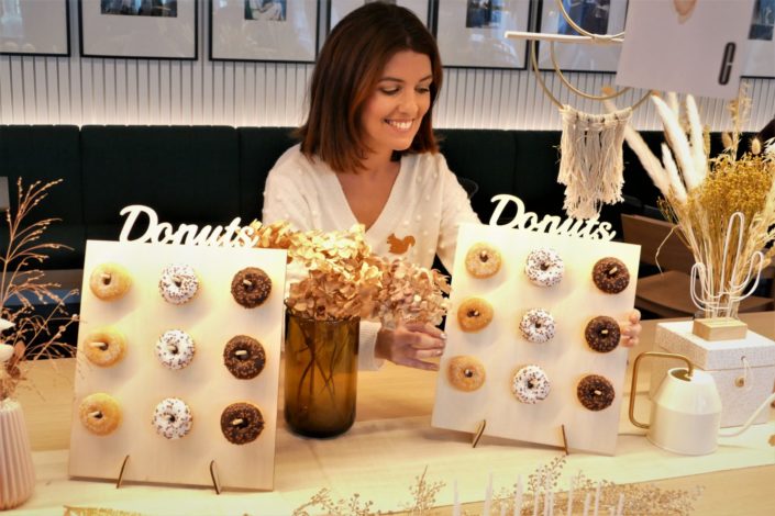 Candy Bar goûter d'entreprise pour Clinique - donuts, cake pops, brochettes de chamallows au chocolat, scénographie et décoration nature et fleurs séchées