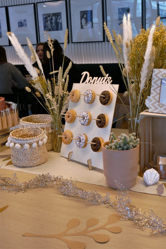 Candy Bar goûter d'entreprise pour Clinique - donuts, cake pops, brochettes de chamallows au chocolat, scénographie et décoration nature et fleurs séchées