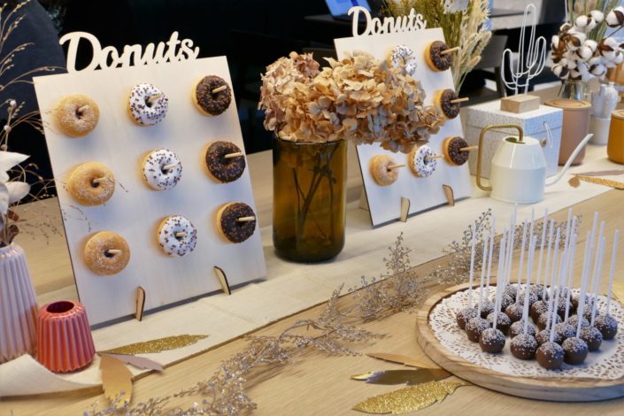 Candy Bar goûter d'entreprise pour Clinique - donuts, cake pops, brochettes de chamallows au chocolat, scénographie et décoration nature et fleurs séchées